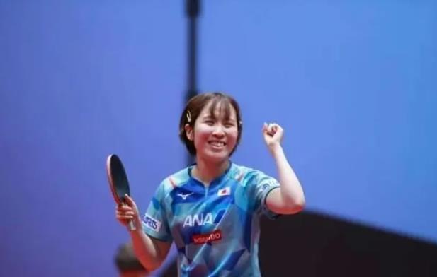 平野美宇与孙颖莎聊天嘴角压不住平野美宇与孙颖莎，超越比赛的深厚友情