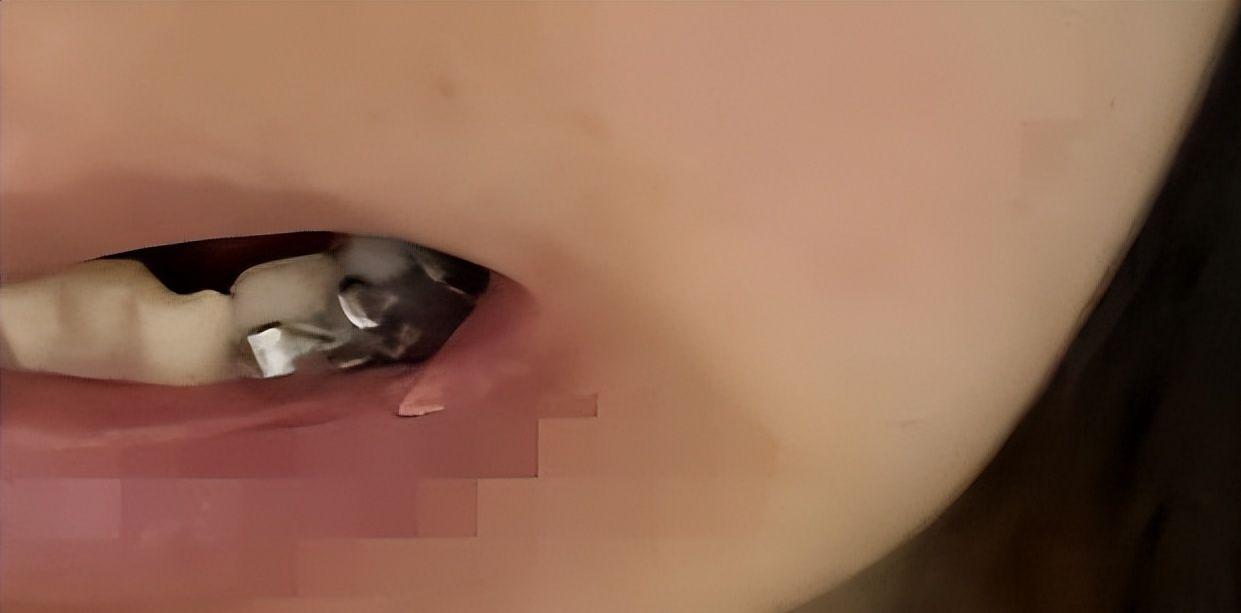 男子疑女友出轨拔掉其8颗牙后又杀人这是一个非常残忍和令人震惊的事件。根据所描述的情况，这名男子怀疑女友出轨，并采取暴力行为，不仅拔掉女友的8颗牙齿，还导致了她的死亡。这种行为不仅违反了道德和法律，也严重侵犯了受害者的人身安全和尊严。